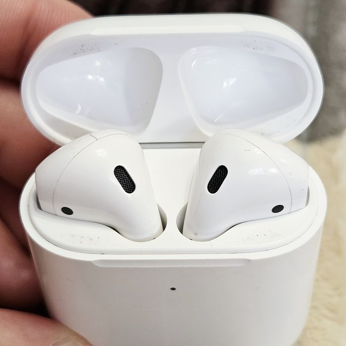 AirPods 2 / GFHC3RZVJMMT / Original Apple