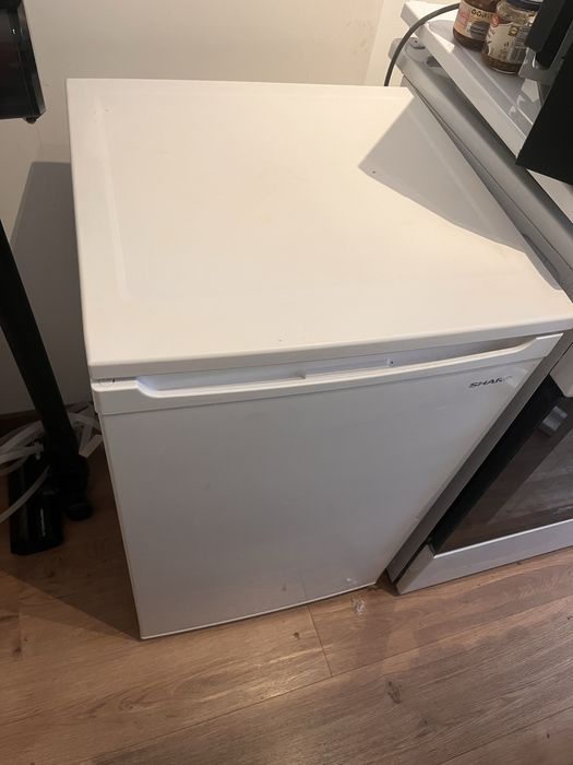 Малък Хладилник с фризер Sharp