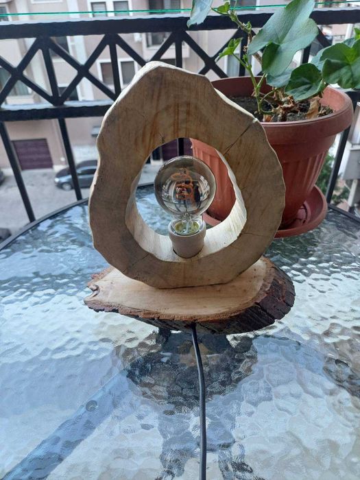 Ръчно направена лампа от дърво