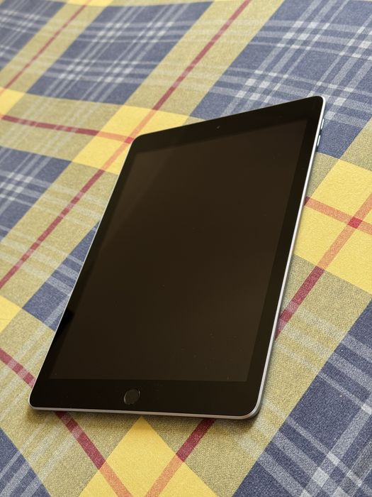 Apple iPad 6th Generation (9.7", 2018)