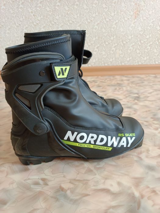 Гоночные лыжные ботинки