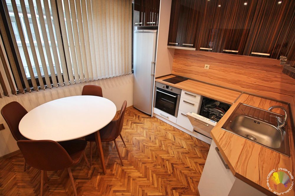 Дава се под наем Тристаен апартамент в Бургас, Център - 100 кв.м за 969 € - Снимка #4