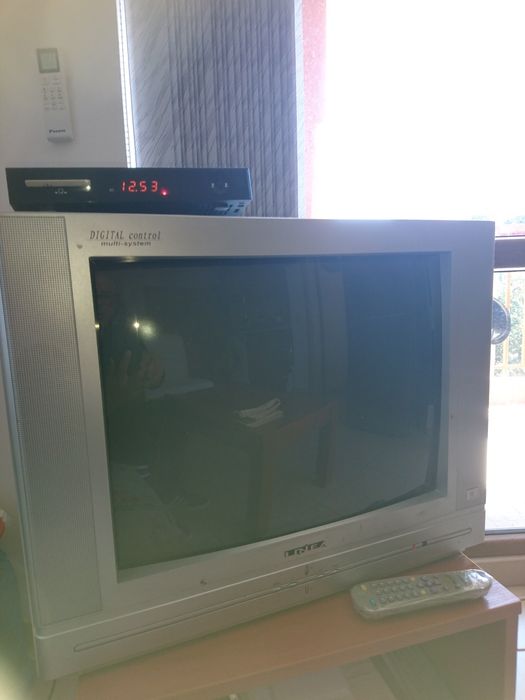 Телевизори ,всеки с дистанционно,работят.