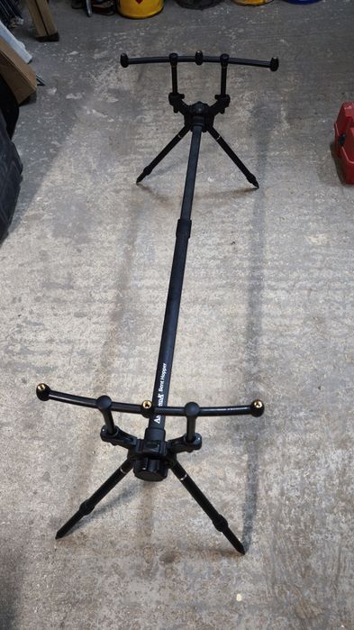 Продавам шаранджийска стойка Anaconda Bent Hopper за 3 въдици