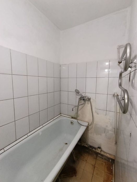 Navoiy shahrida 1 xona 2 xona qilingan uymiz sotiladi arzon narxda