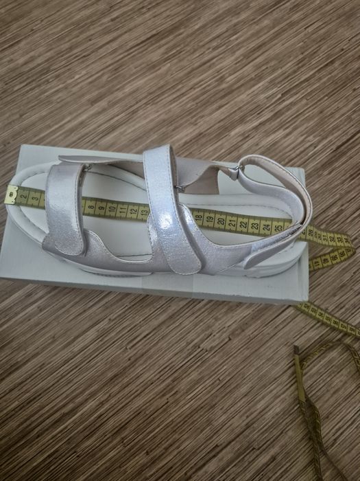 Продам босоножки