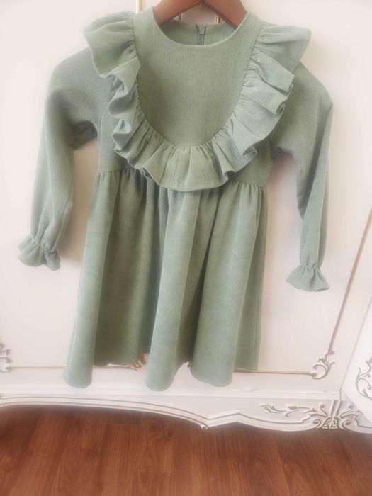 Зеленое вельветовое платье для девочки, размер 116.