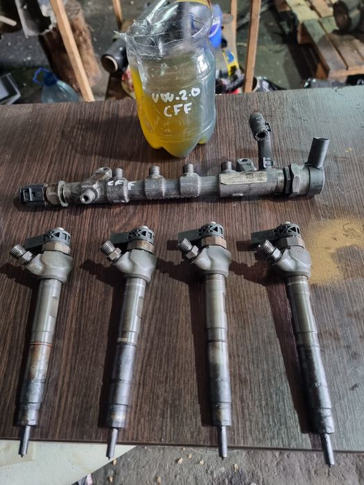 Vindem set injectoare VW 2.0 TDI  03L 130277J