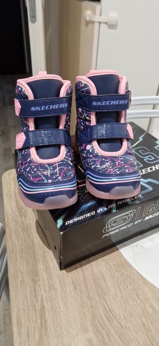Ghete Skechers noi, cu eticheta