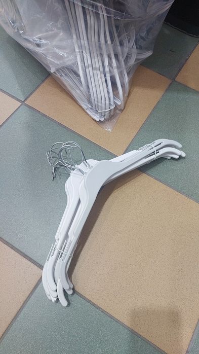 Продам плечики , вешалки