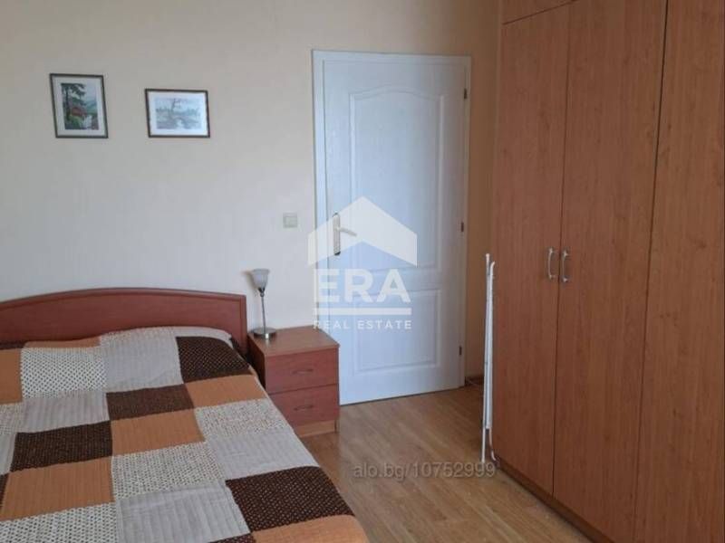 Тристаен апартамент до у-ще Св.,, Иван Рилски,,