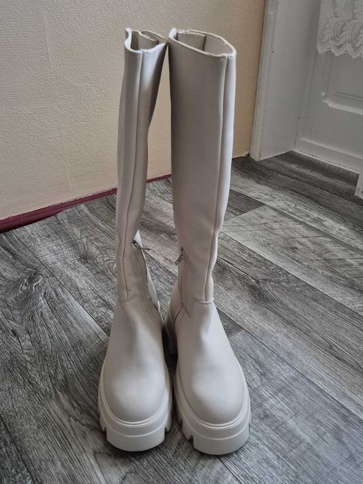 Vand cizme noi marimea 40si 37