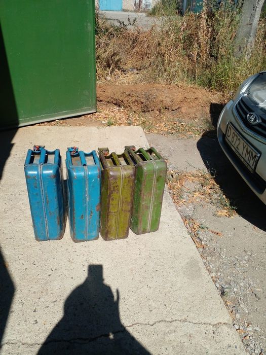 Продам канистры под бензин.