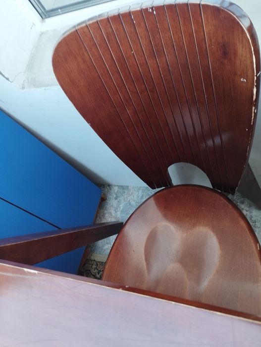 Продается стол и 2 стулья