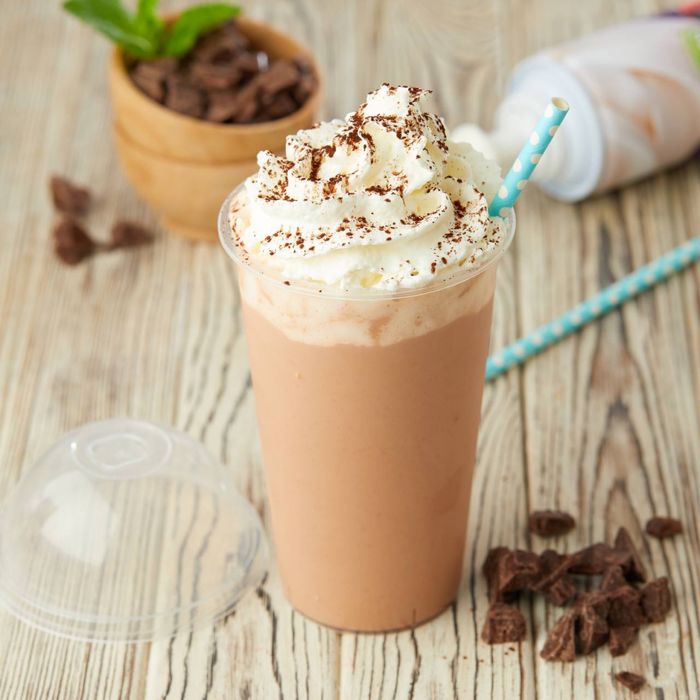 Одноразовая посуда в ассортименте от производителья.