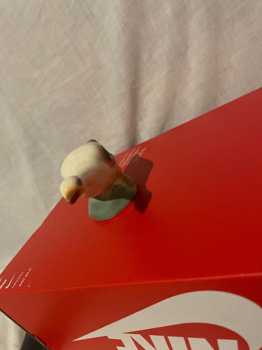 Un pește din sticlă o pasăre din sticlă un iepuraș din sticlă încă o pasăre din sticlă și o gâscă din sticlă