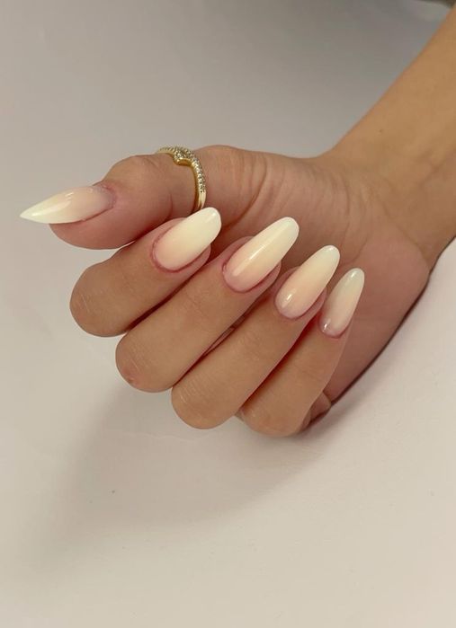 Unghii cu gel și ojă-semi