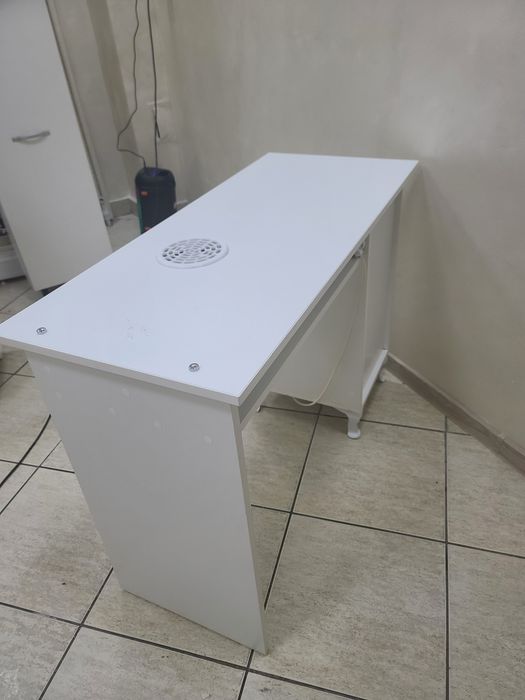 Masă manichiură cu aspirator puternic 1100 mc/h – stare foarte bună