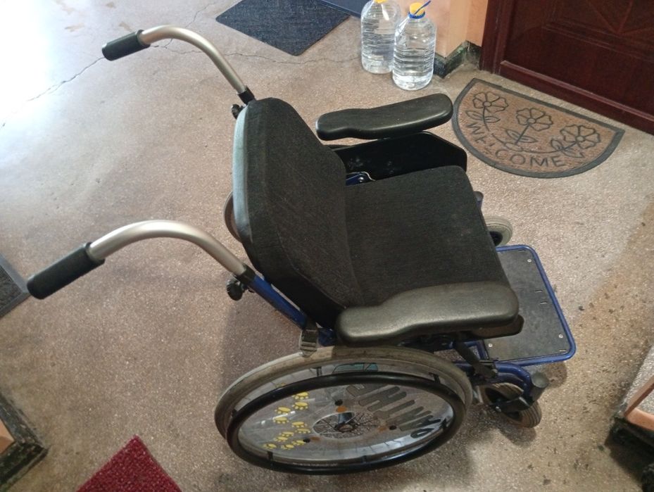 Scaun rulant pentru persoane cu dizabilități