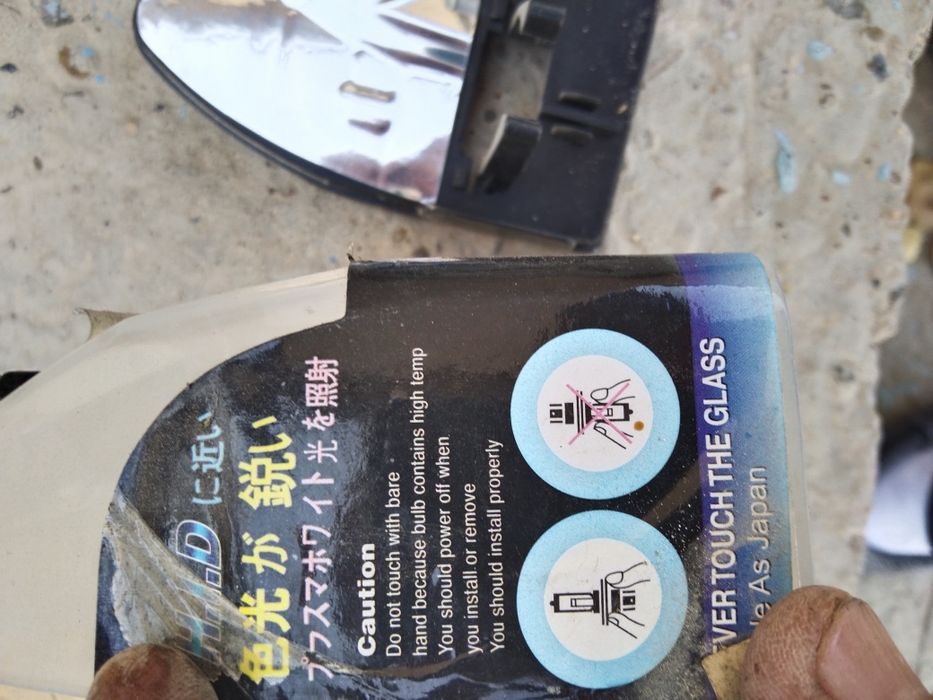 Лампы от фар .1 штук ксеноновый.1 штук  галоген все на 12 вольт