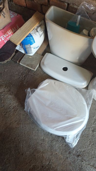 Set wc cu capac și rezervor cu mecanism cu scurgere în pardoseala