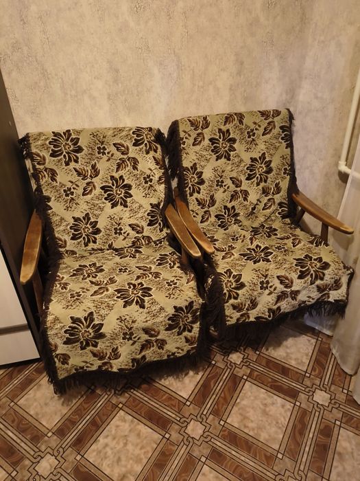 Отдам даром сервант и два кресла