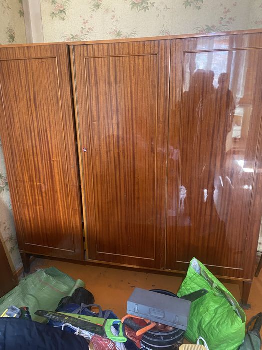 Продам. Шкаф, секретер, стол