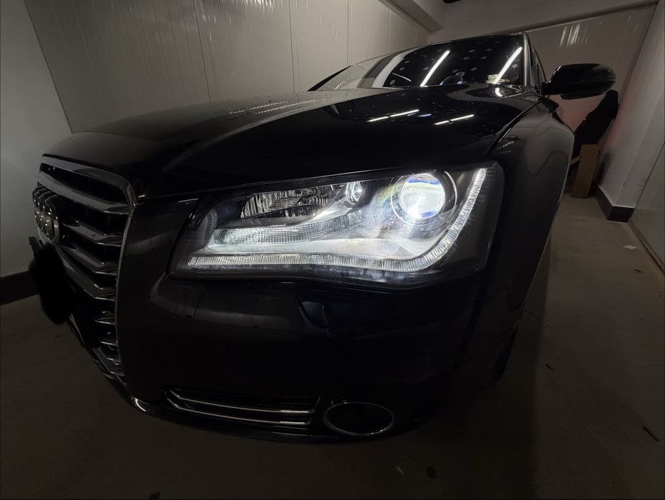На части Audi A8
