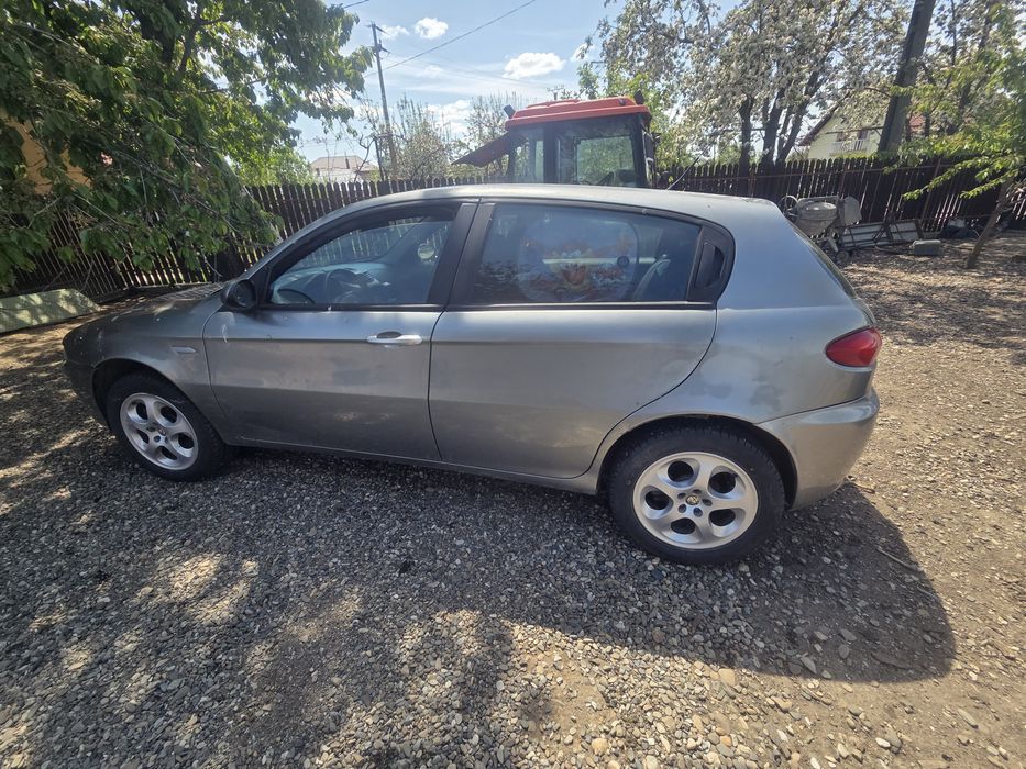 Se vinde pachet complet: Alfa Romeo 147 + 2 seturi cauciucuri (vară + iarnă)