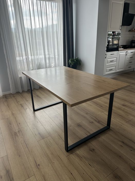 Masă de dining cu blat din furnir decorativ de culoarea stejarului și picioare negre din oțel. 90x160x75 cm