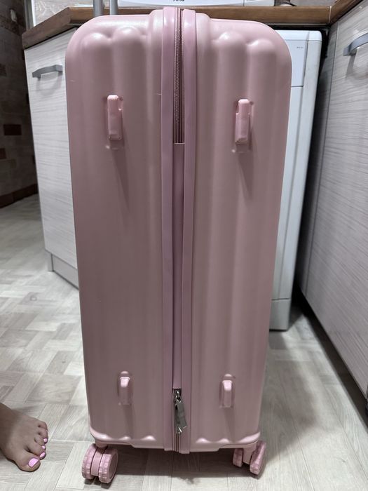 чемодан розовый женский