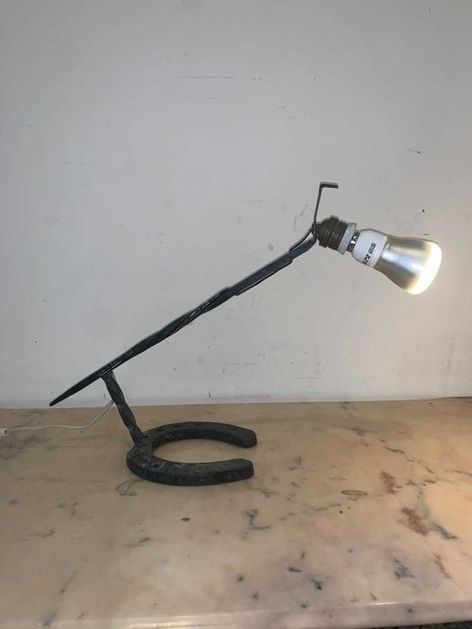 Veoza din fier forjat asezata pe potcoava de cal