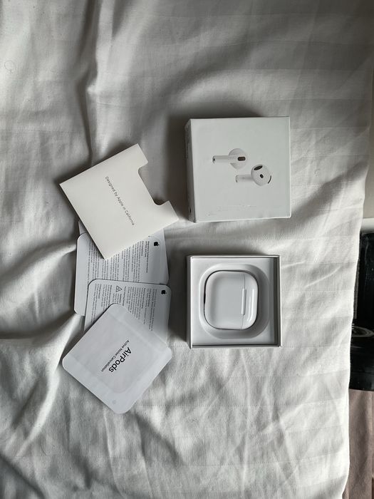 Airpods 4 with active noise cancellation