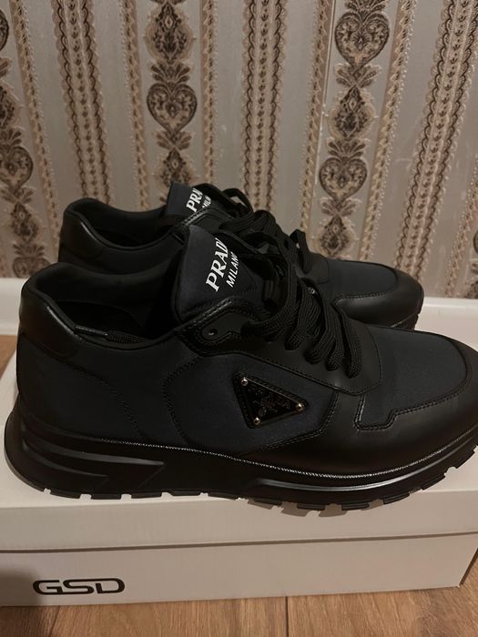 Продам кроссовки Prada