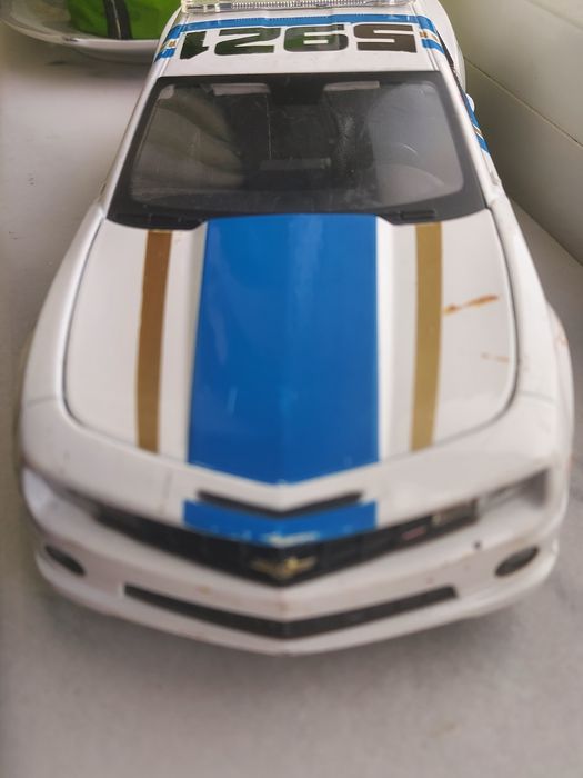 Vind masinute, doua tractoare și camaro 2010