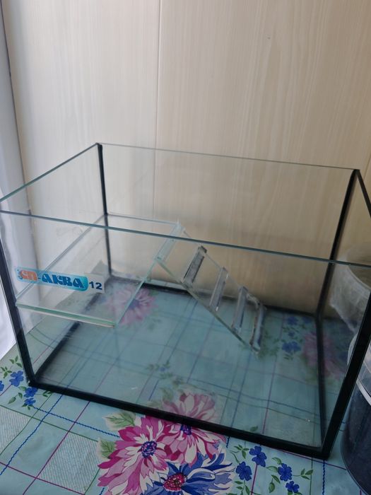 Аквариум для красноухих черепашек,трещин нет, состояние хорошее ,12л