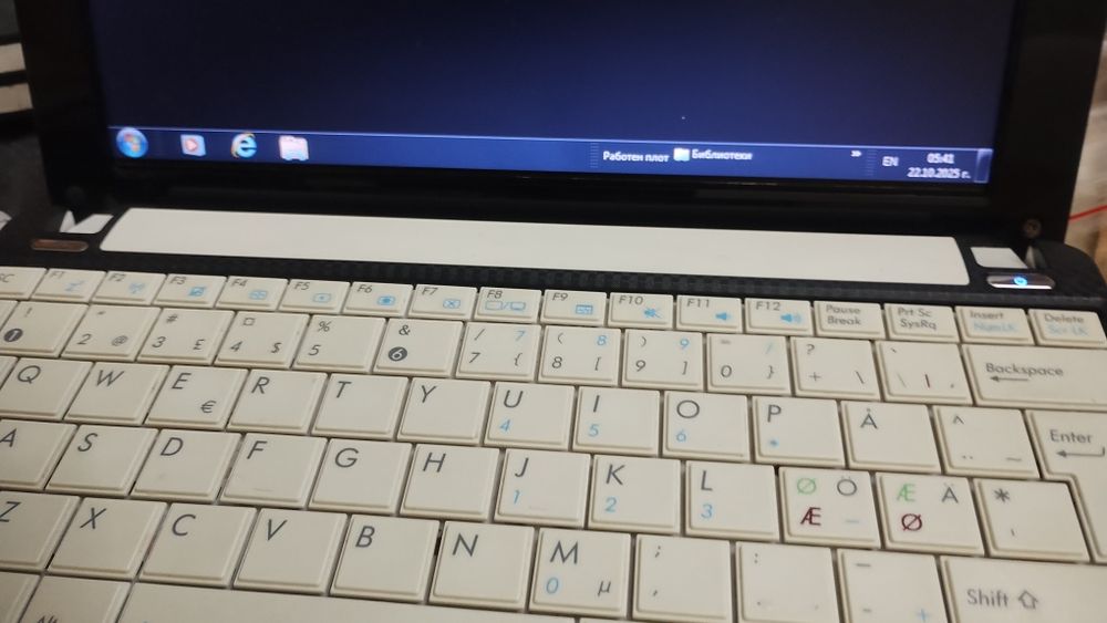 Малък лаптоп"АСУС" в отлично състояние,с вградена камера.