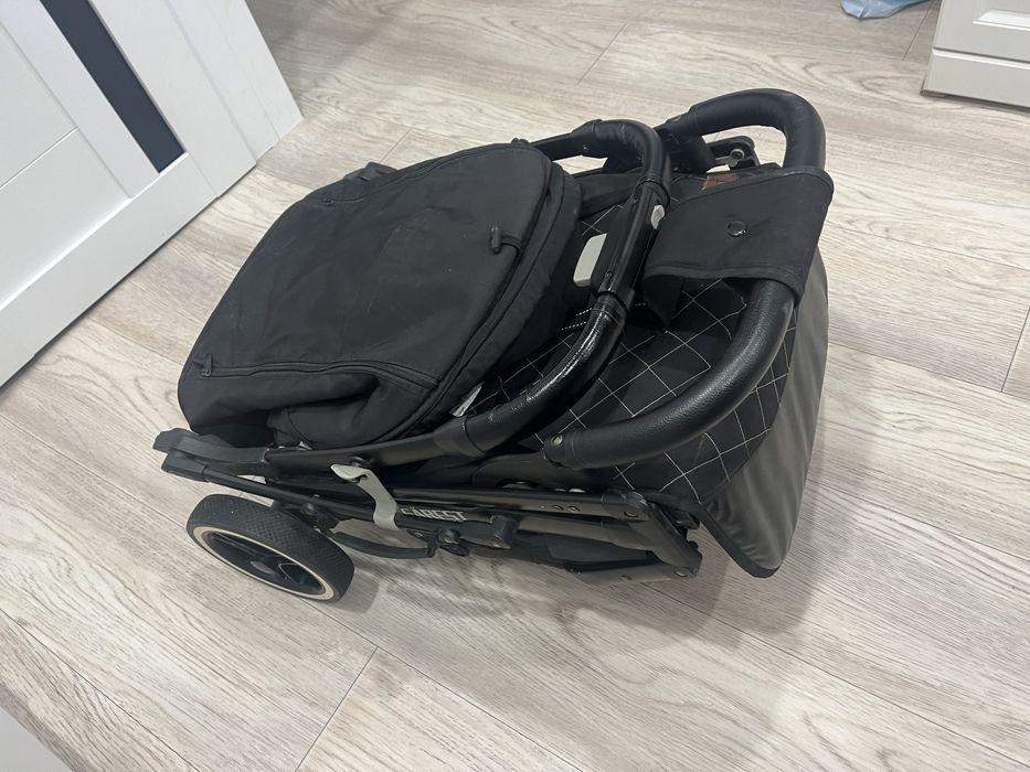 Коляска черная
