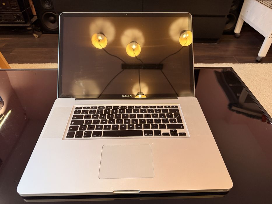 Macbook pro 17”  много запазен