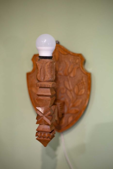Lampă de perete din lemn
