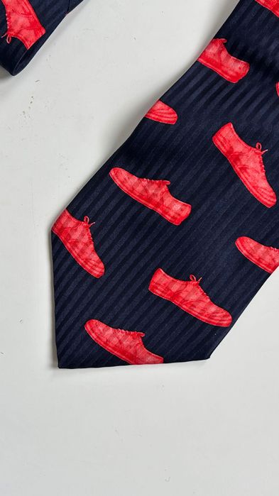 Boss silky tie авангардна вратовръзка с принт спортни обувки
