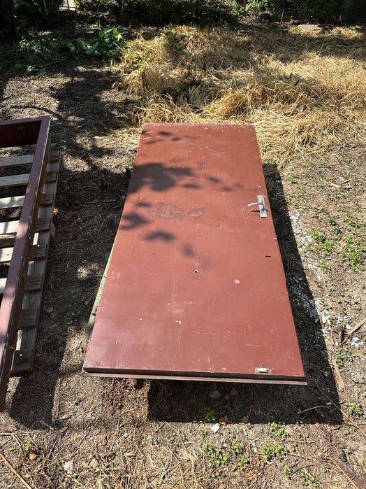 Продавам метална врата