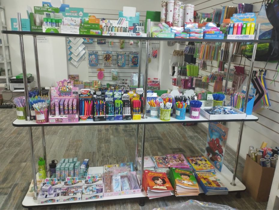 Стеллажи, витрины и стол