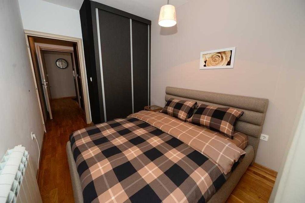 Дава се под наем Двустаен апартамент в Бургас, Славейков - 60 кв.м за 219.3 € - Снимка #1