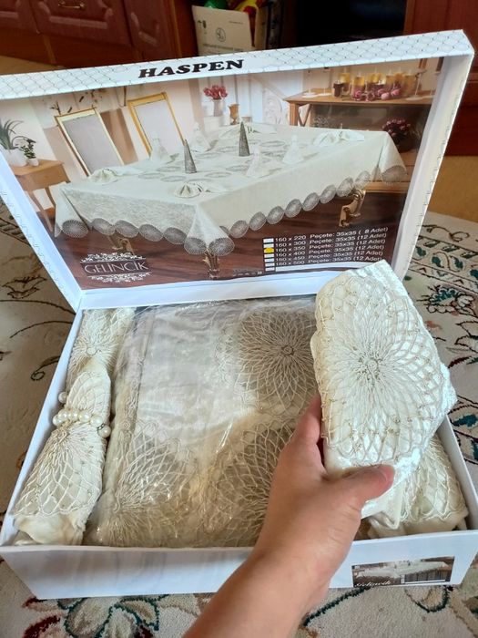 Шикарная скатерть из бархата с кружевами