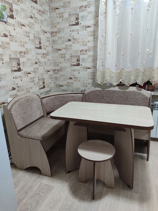 Продам кухонный стол с угловым диваном.
