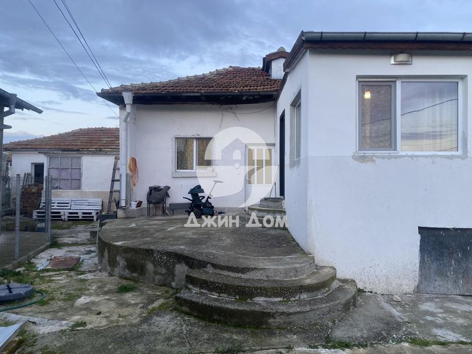 Едноетажна къща с двор в гр. Камено