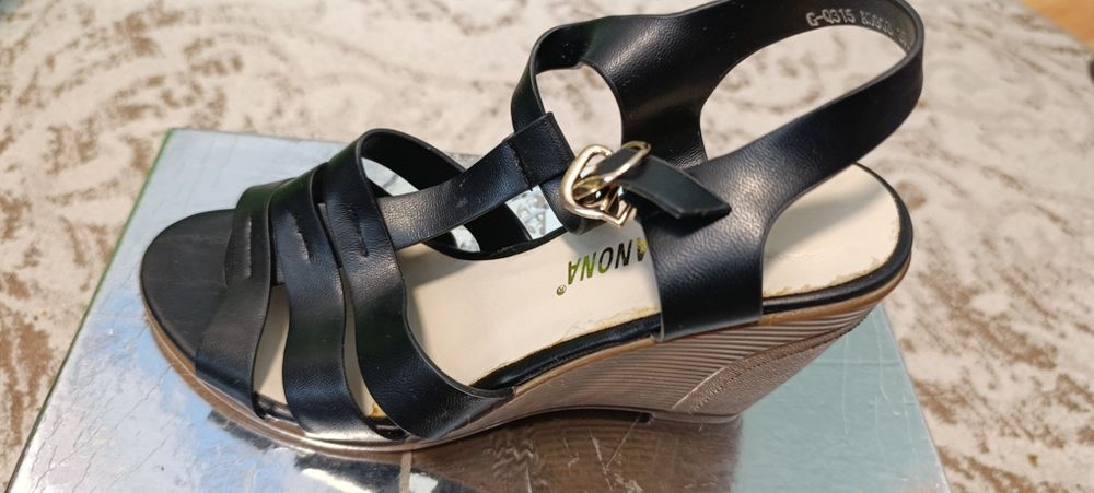 Новые босоножки 35 размер.