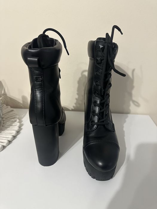 Черни кожени боти guess на ток
