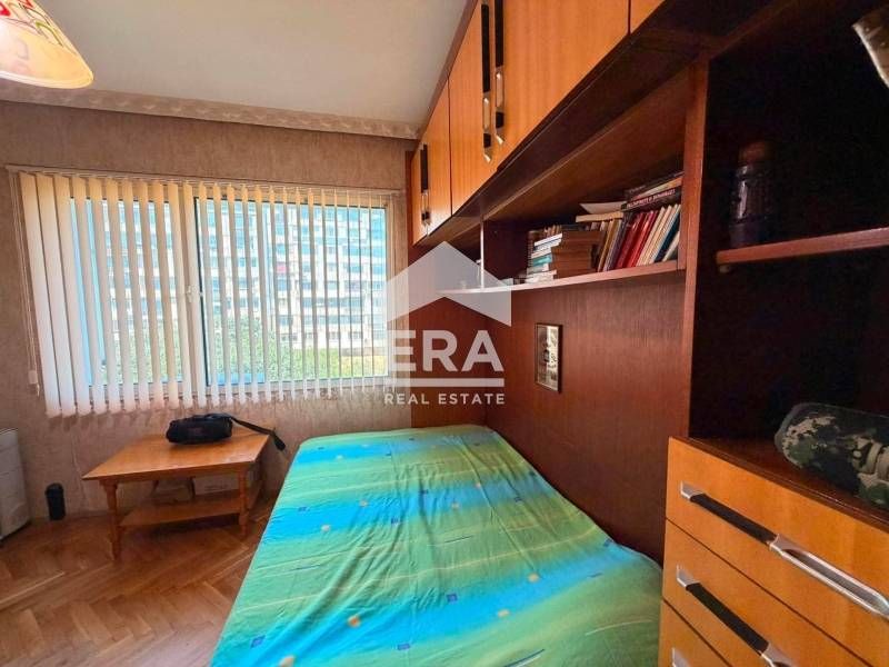 Ексклузивен двустаен панелен апартамент за продажба до пощата в район